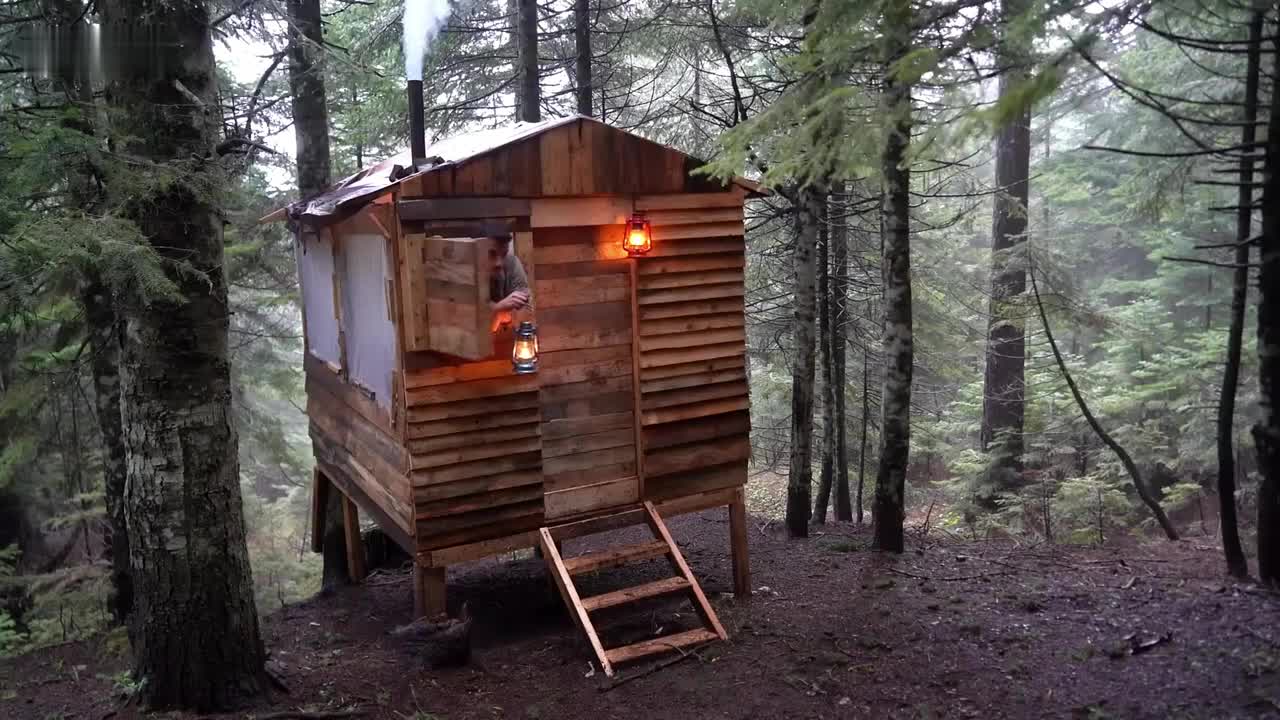 男人独自来到野外，不仅有温暖的小屋，而且还能吃上牛排大餐