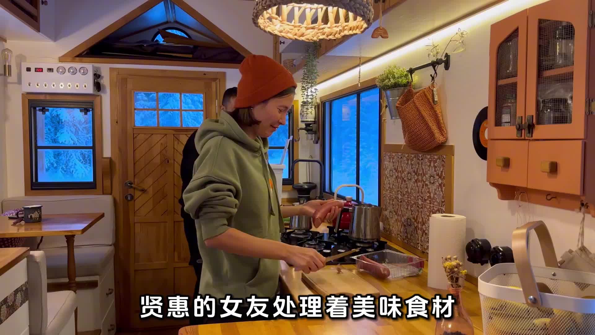 把卡车改造成豪华房车，环游世界，在雪地中露营！ 把卡车改造成一座移动的三室一厅，这生活太舒服了