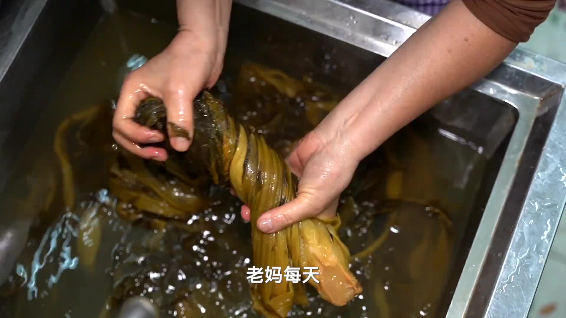 母亲极力挽救最终浪子回头，如今做小吃供养2个小孩读书，真励志