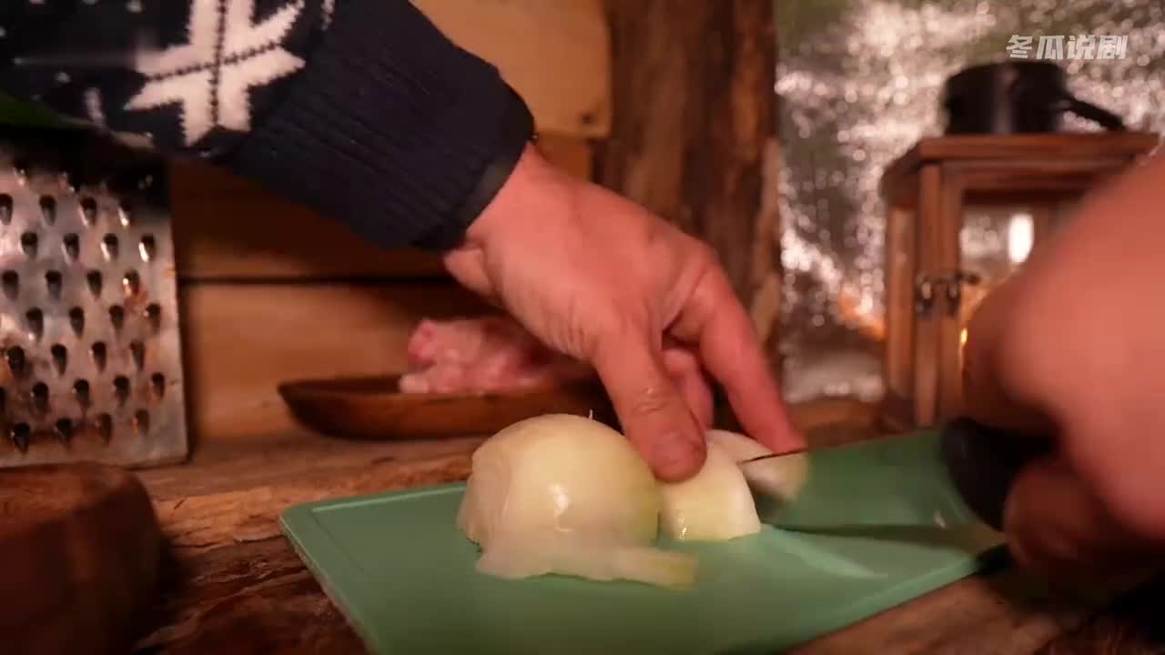 在荒无人烟的野外，男人突然发现了两个废弃的木屋