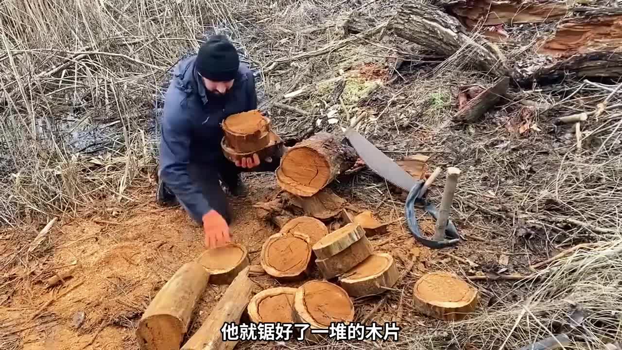 男人在一颗枯木下，给自己搭建了漂亮的小屋