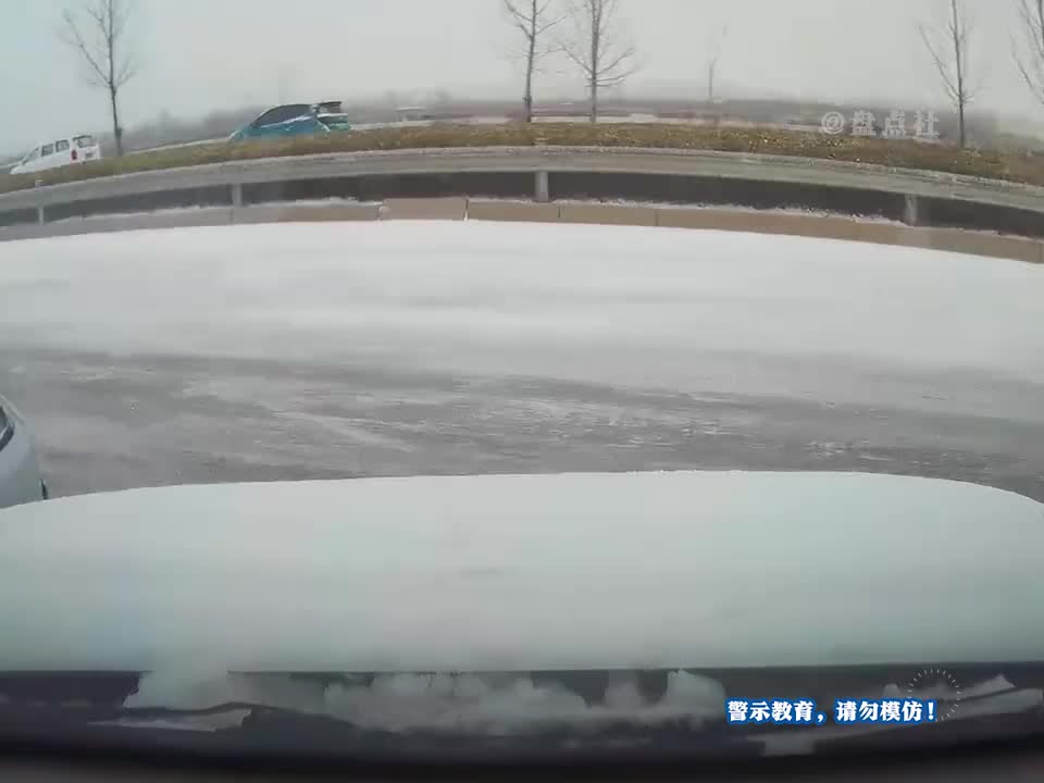 雪天开车的危险瞬间，这真的太吓人了，大家雪天出行一定要注意安全