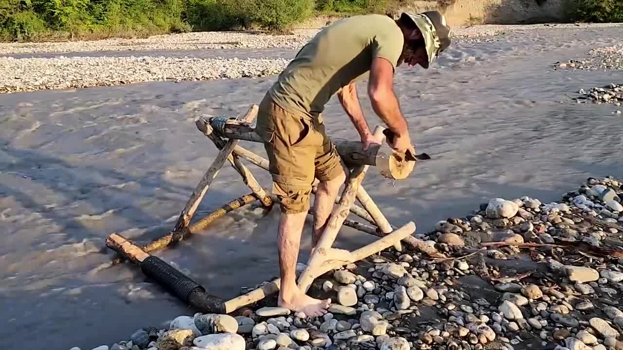 男人在荒野中不仅建造了漂亮的小屋，而且还能吃上烤面筋