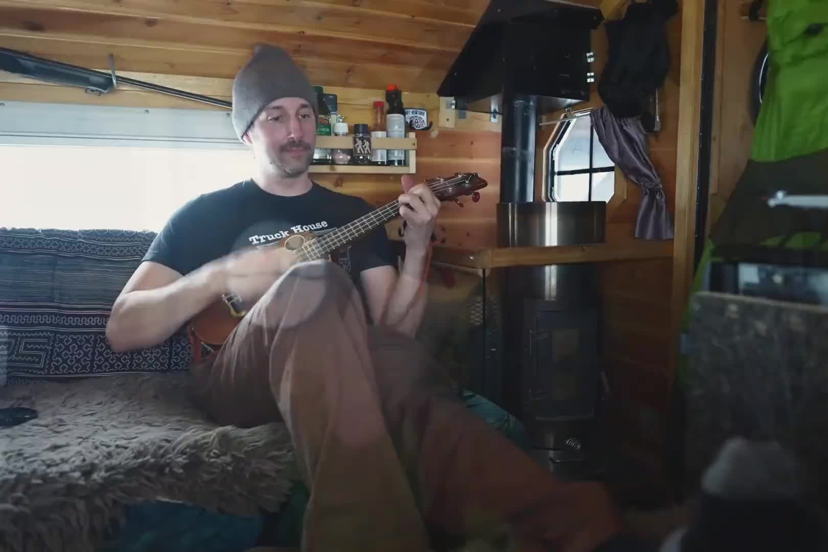 暴雪天房车露营，驾驶移动城堡，在房车中露营生活