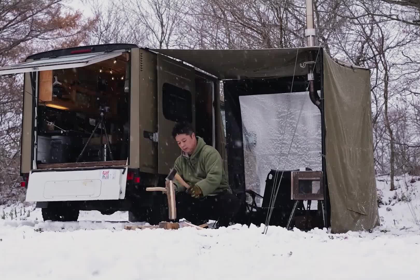 暴雪天野外露营，搭建房车帐篷露营地
