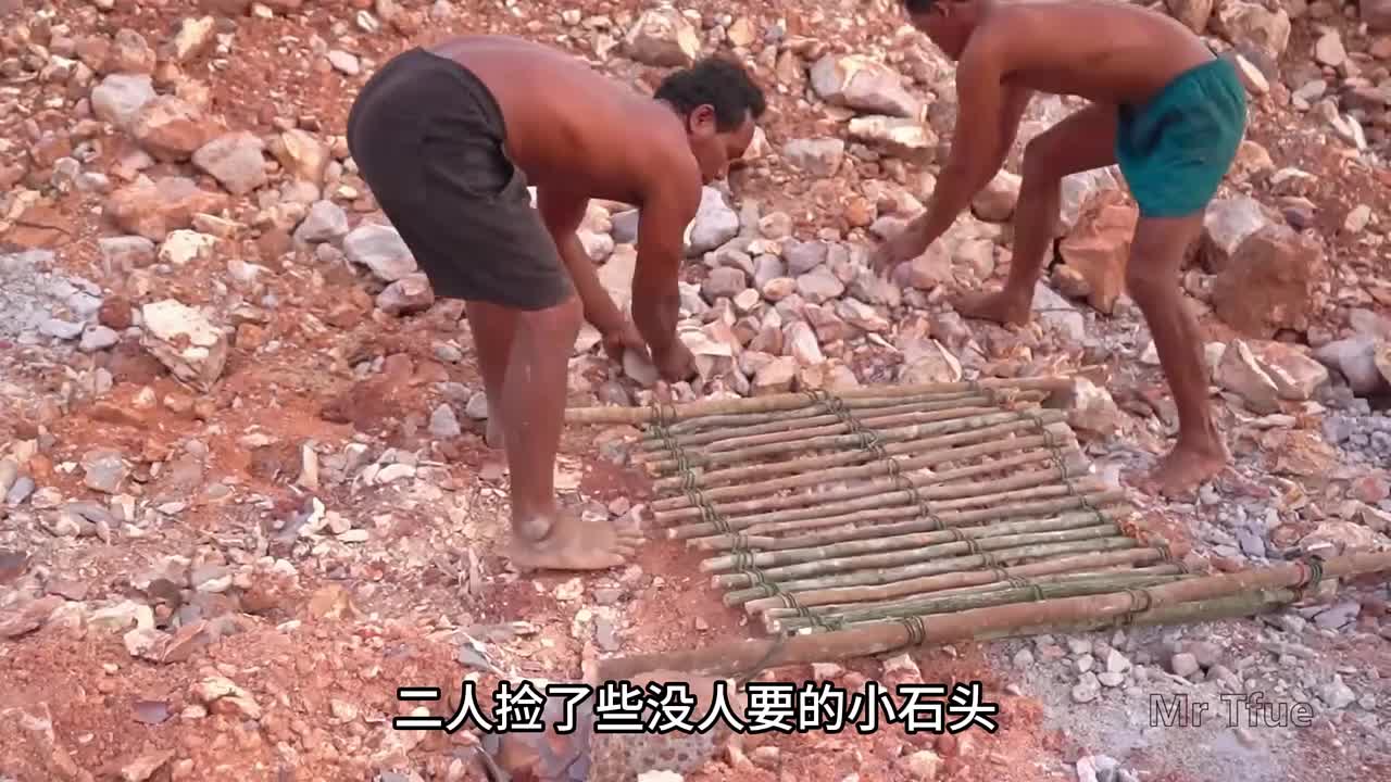 野外搭建，身无分文的穷小伙在林中搭建绝美小屋。