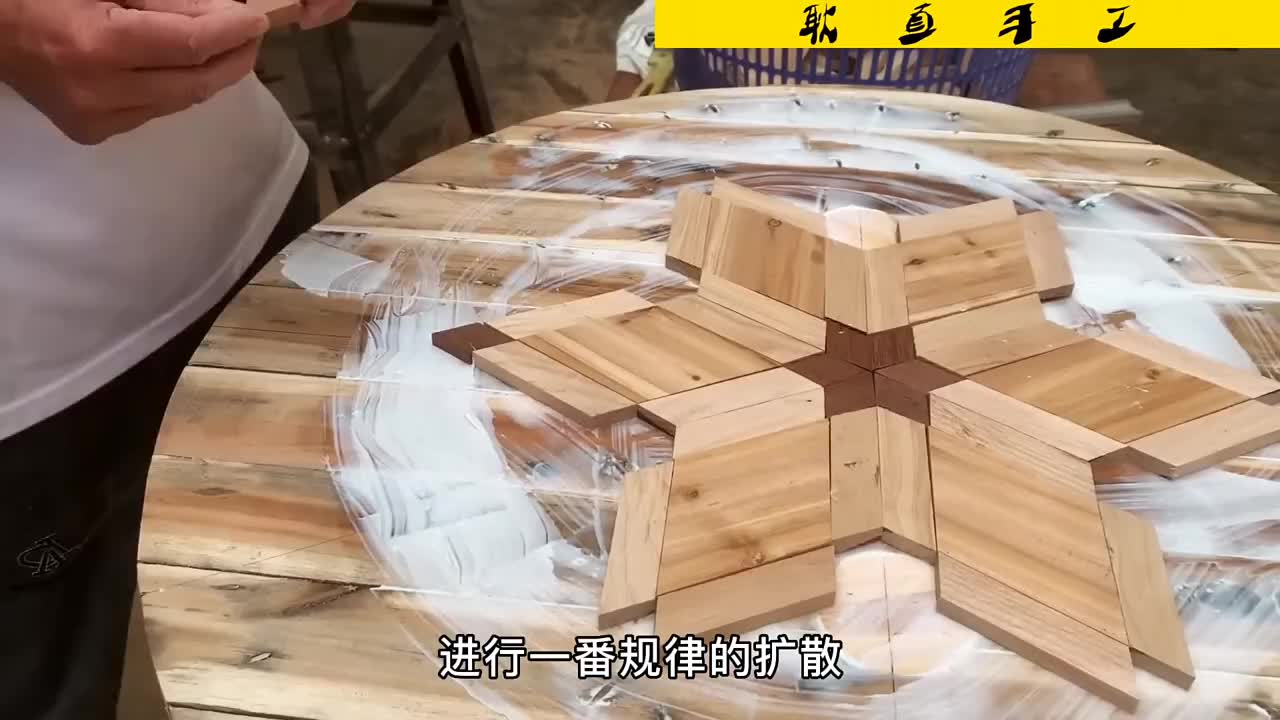 利用卖废品的纸盒可以制作成一火两用的柴火灶