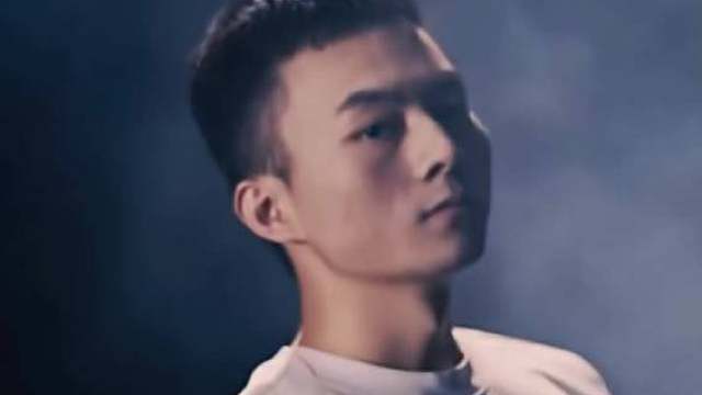 Park刚看到Uzi的直播切片，说灯皇Light太任性了：Light太任性了呀，太猛了，说不打就不打