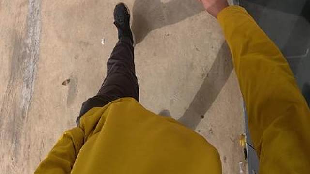 为了十元巨款，这保安也太拼了