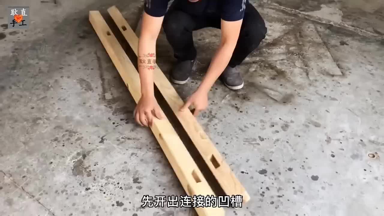 两块普通的木托盘制作出非常漂亮的农村围墙