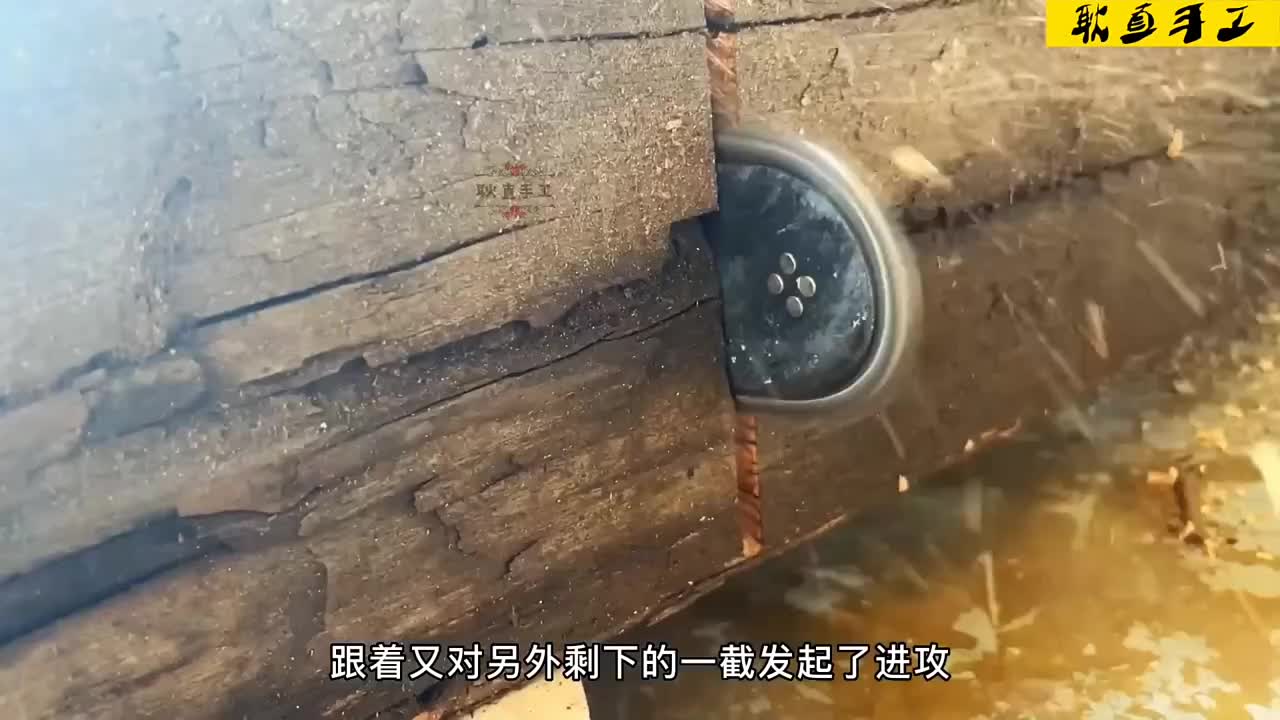 路边的两根朽木，一番精细打造出一款创意餐桌