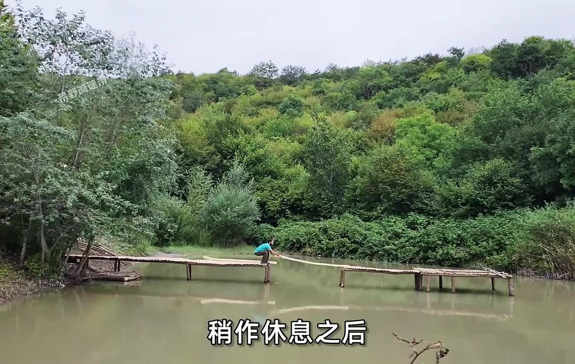 男人为了极致的安全感，在水上打造出一座安全感十足的木屋。