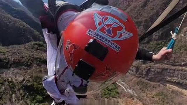 “新年快乐”！翼装“飞人”空中送来马年祝福