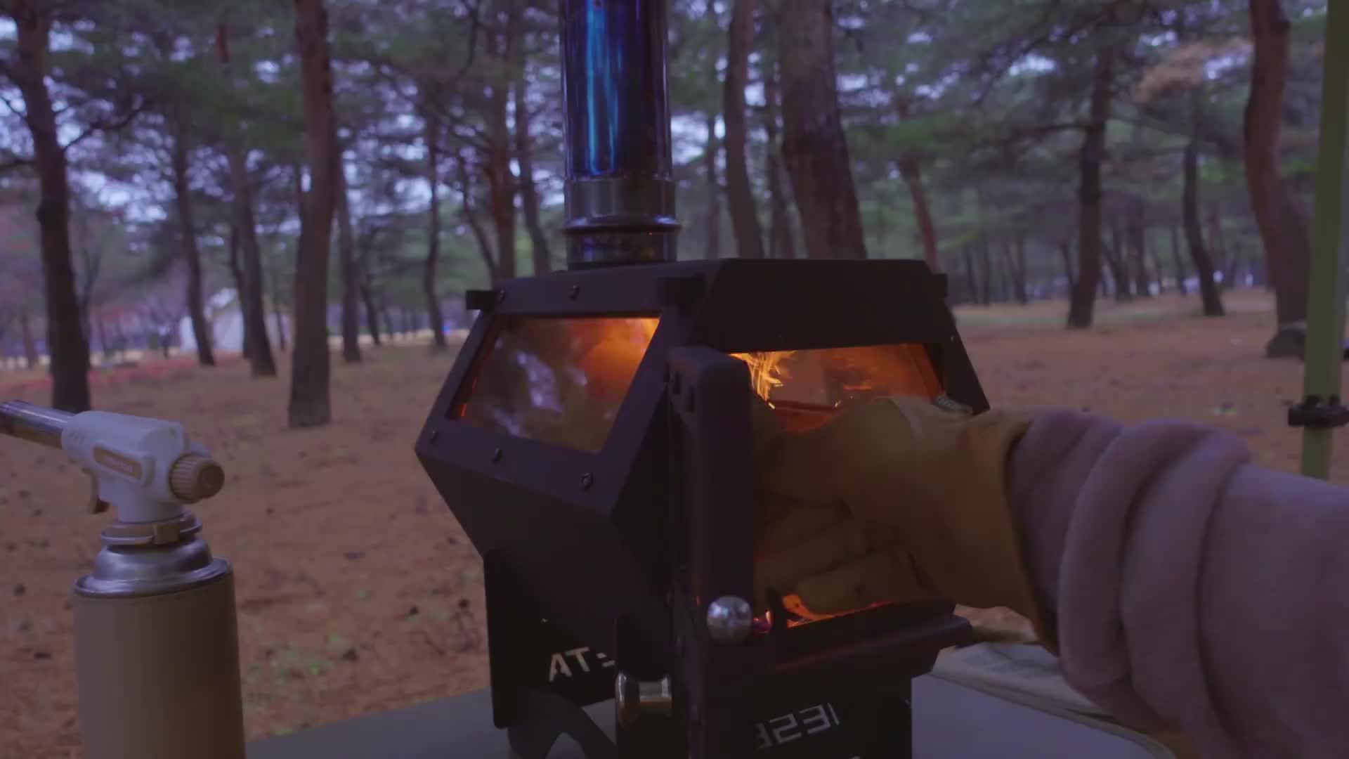 20260226 ️在多雨的松林小帐篷里过夜_炭烤麻张和小紫菜包饭辣拉面_雨声