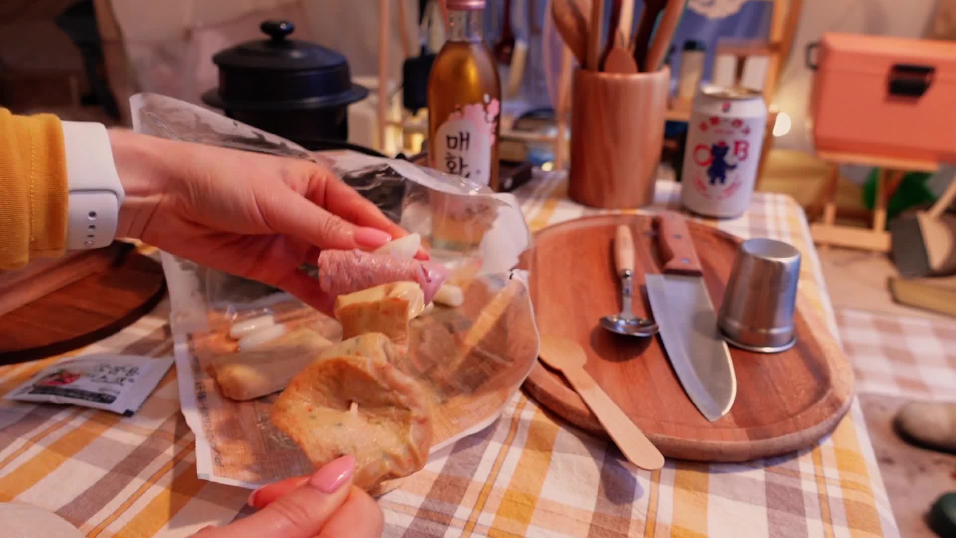 20260226 我在雨中独自露营_我享受着温柔的雨滴在热鱼糕汤里治愈的声音_