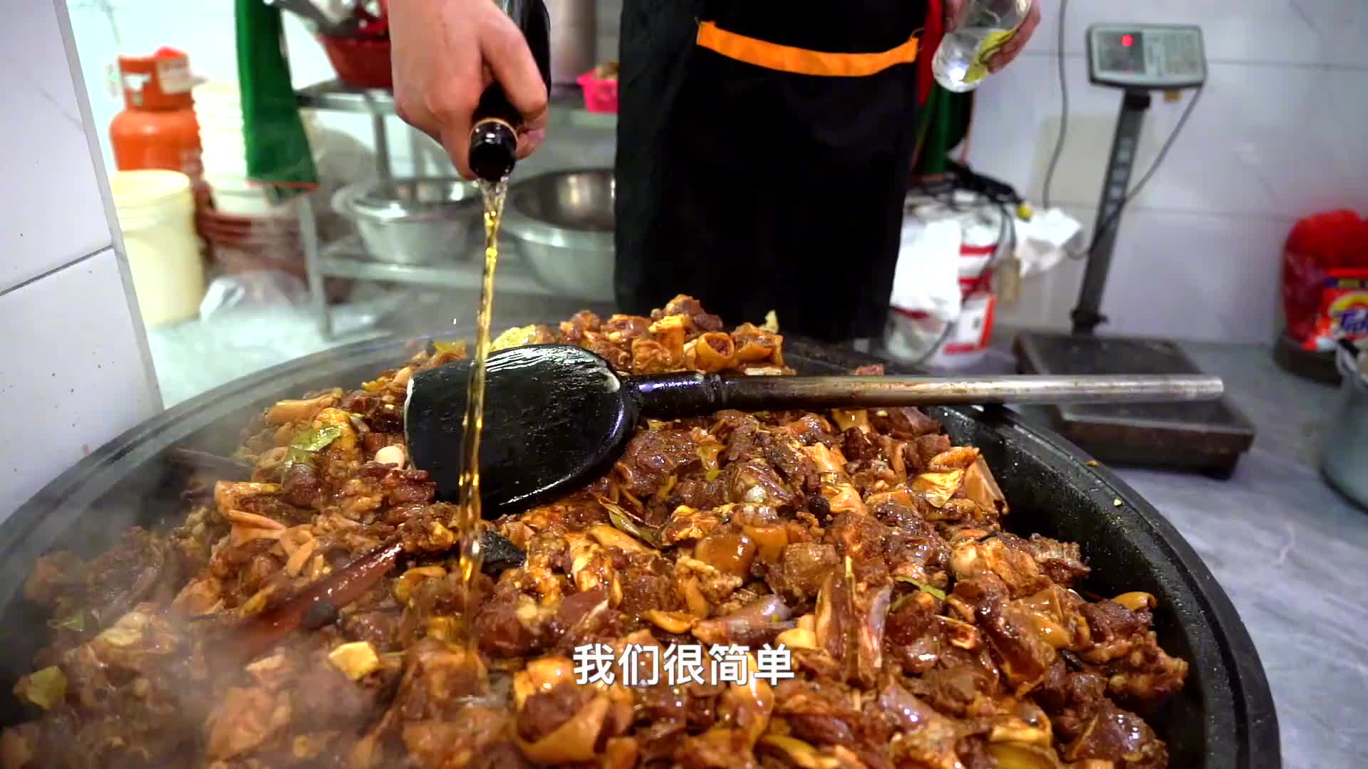 14岁辍学卖羊肉，19岁开店，1锅炒200斤，冬至1天30只羊，真厉害