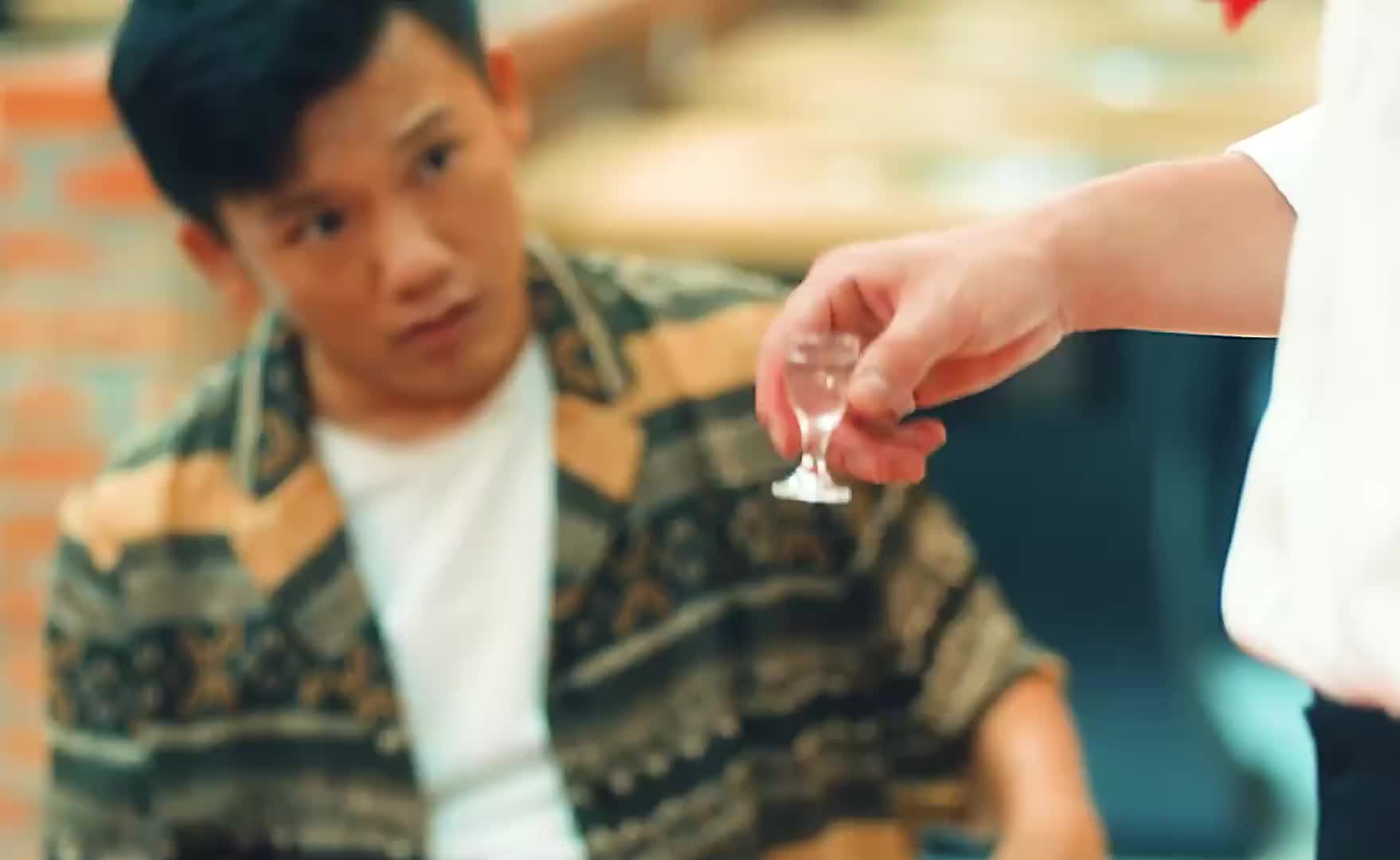 这小子太会了，英雄救美拿下女孩