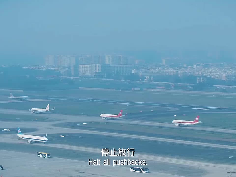 飞在万米高空挡风玻璃突然炸裂