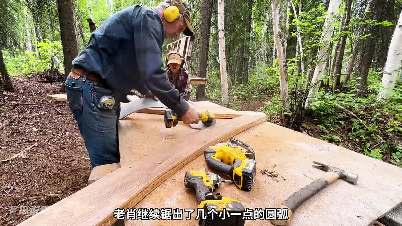 60岁的老人花费一个月的时间，在丛林搭建了漂亮的童话小屋