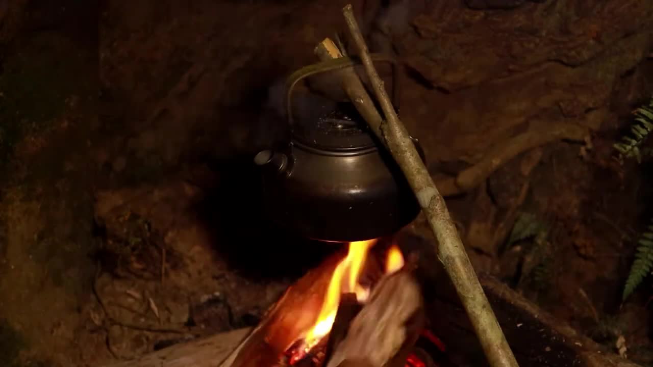 男人仅凭简单的工具，竟然在悬崖边建造了这么漂亮的小屋