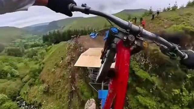 坐稳扶好了，我们一起飞跃小木桥