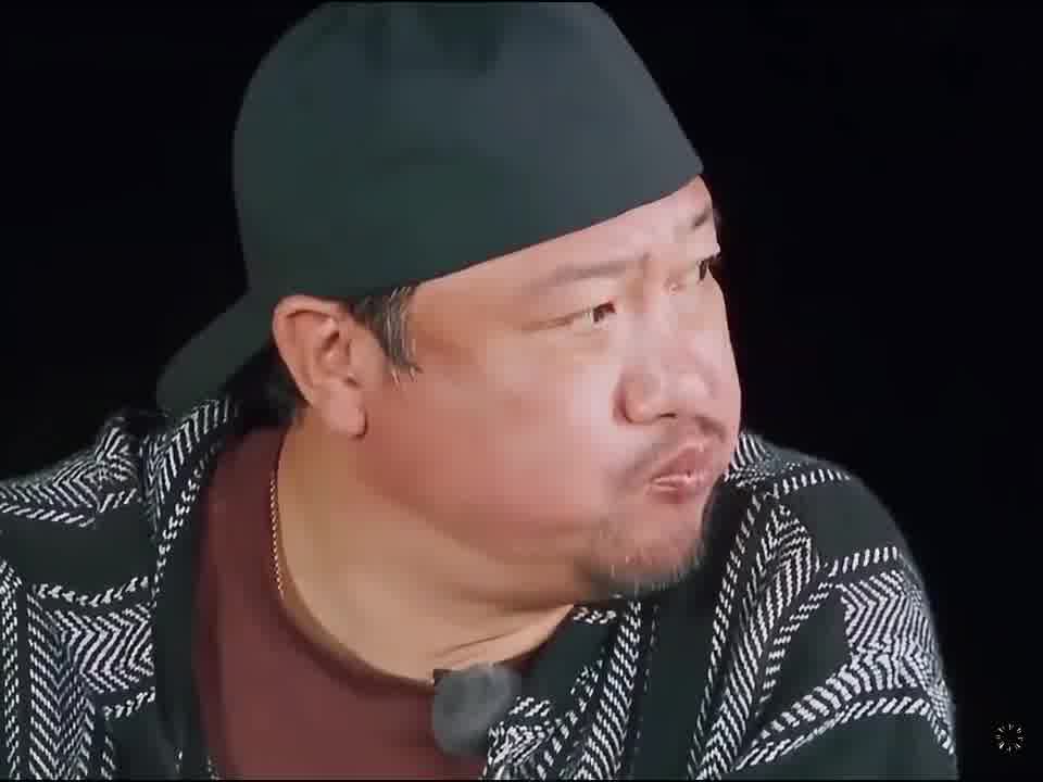 嘴刹车了，被眼神出卖了