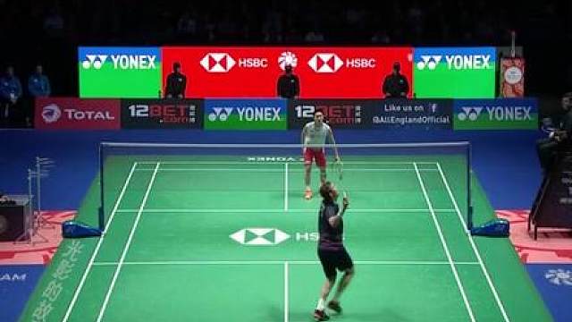 球路控制与进攻端的双重针对！桃田贤斗巧妙限制安塞龙的进攻！ 龙第一局在多拍稳定上吃了大亏，这一局就注意了不让局面陷入桃田的多拍拉开，自己主动提速抢攻下压，主动将局面带到短回合较量上，果真就有了效果，那么面对于桃田球路中处处针对，龙将会用怎样的办法来破解，而桃田，又会怎样反制龙的冲击呢