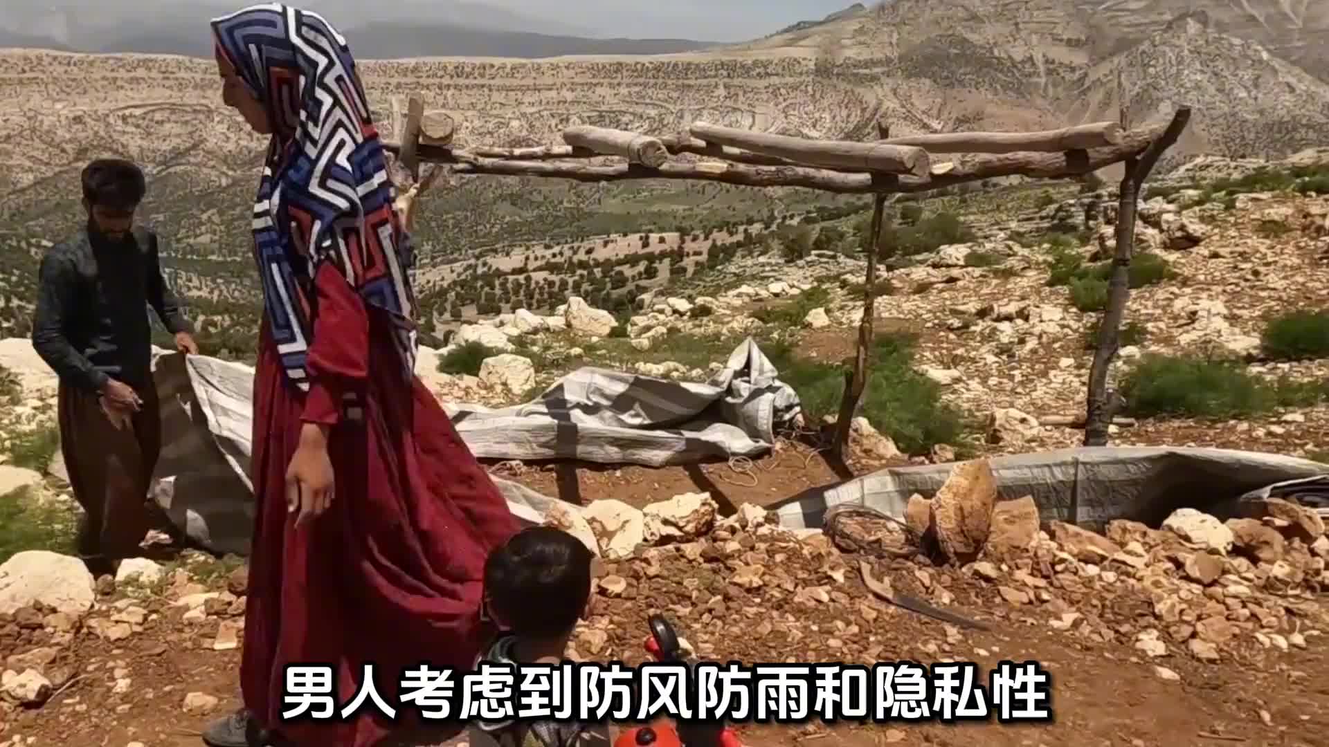 男人在荒漠迁徙，找到适合居住的山坡，开始建造新的家园