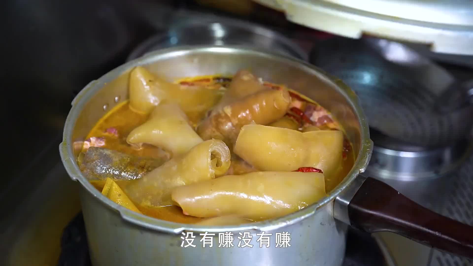 12岁辍学摆摊，16岁开店，三年没生意，如今1天能卖10000多