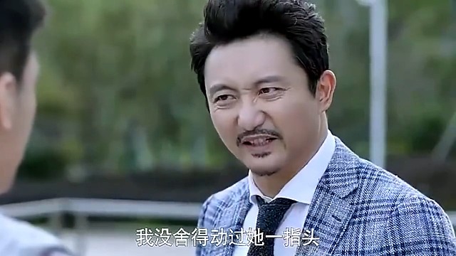 养了18年的女儿，就这么被群殴，父亲这暴脾气