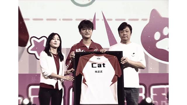 Cat队服在AG老板菲菲跟AG经理赵腾的见证下正式退出KPL赛场！从此KPL职业赛场再无Cat选手