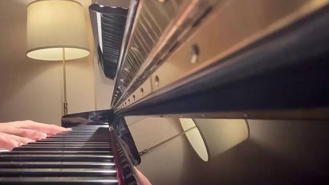 指甲太长都不好弹了呀