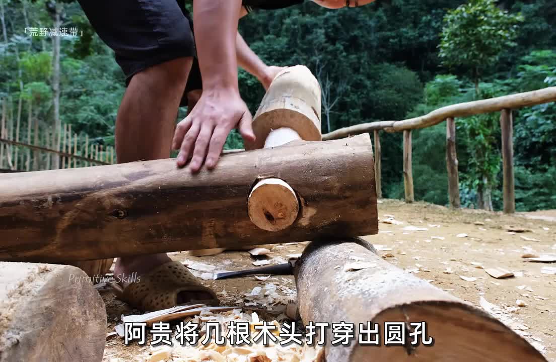男人凭借百颗橡胶树原木，就在荒野中搭建出豪华的山涧木屋。