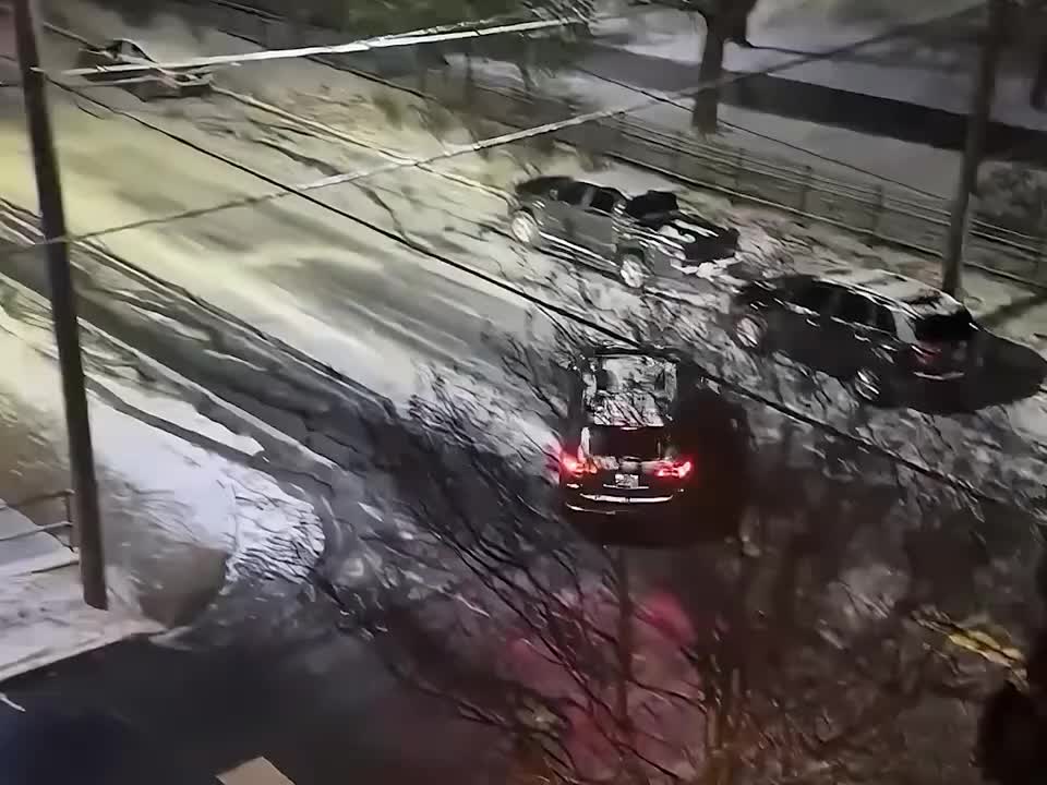 雪天开车的危险瞬间，大家雪天出行一定要注意安全