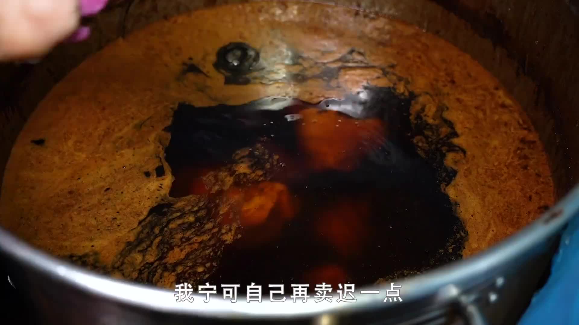 龙岩大叔在夜市摆摊烤猪蹄10年,先卤后烤，1晚上600个能卖10000