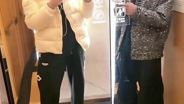 电梯偶遇楼上邻居