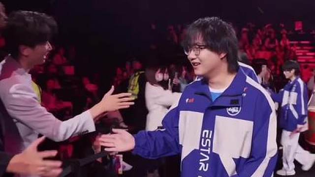 退役选手集体向KPL现役选手击掌加油！Fly开心得像个孩子一样