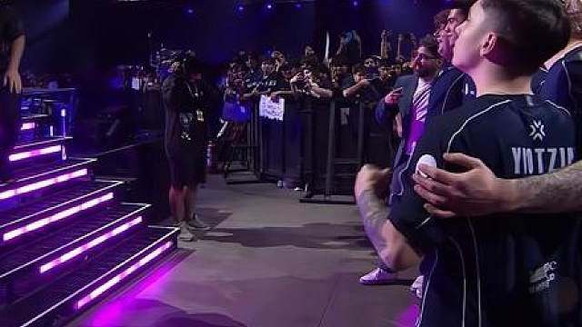 TL个人能力轮番爆发 直落两局战胜T1