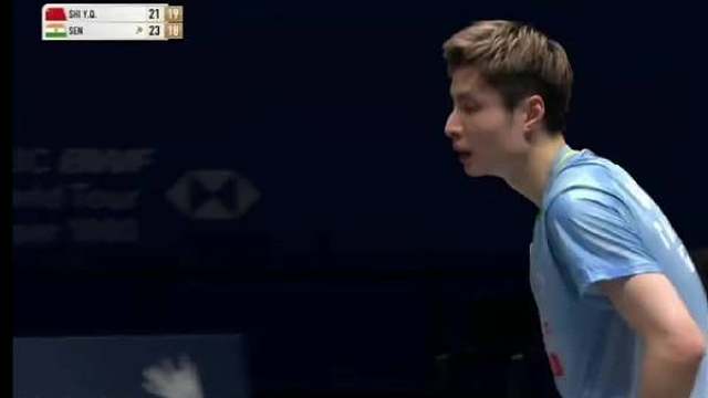 全英羽毛球公开赛一场男单32强赛中，卫冕冠军、世界第1石宇奇1-2不敌世界第12位的印度选手拉克什亚