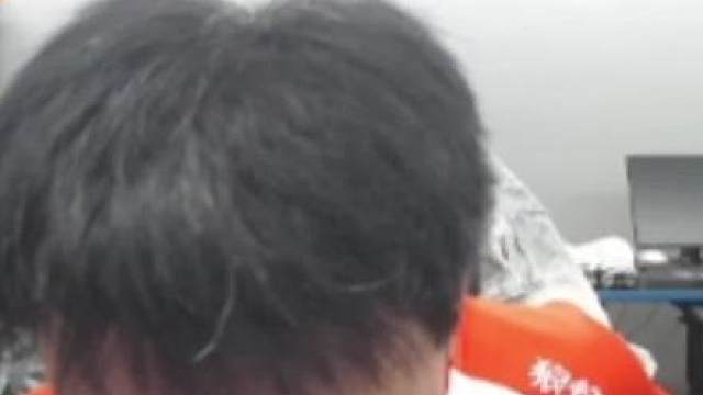 坤：我坐你旁边三年 你知道我手温度吗？