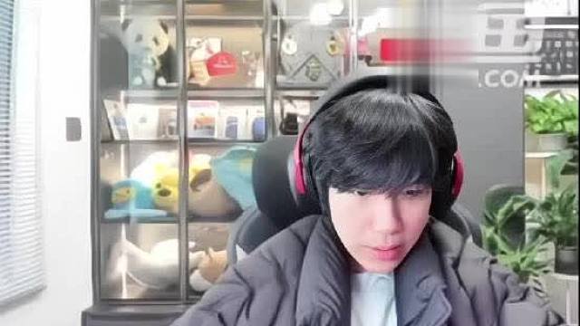 他现在很好啊，他除了出差，在家里妈妈给他做的都是很健康的饮食啊，一天两餐，吃的并不多，出差又多，来回