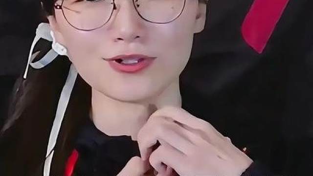 女版Faker去看LCK决赛硬控台上选手，选手：Faker这么出装一定有他的道理#