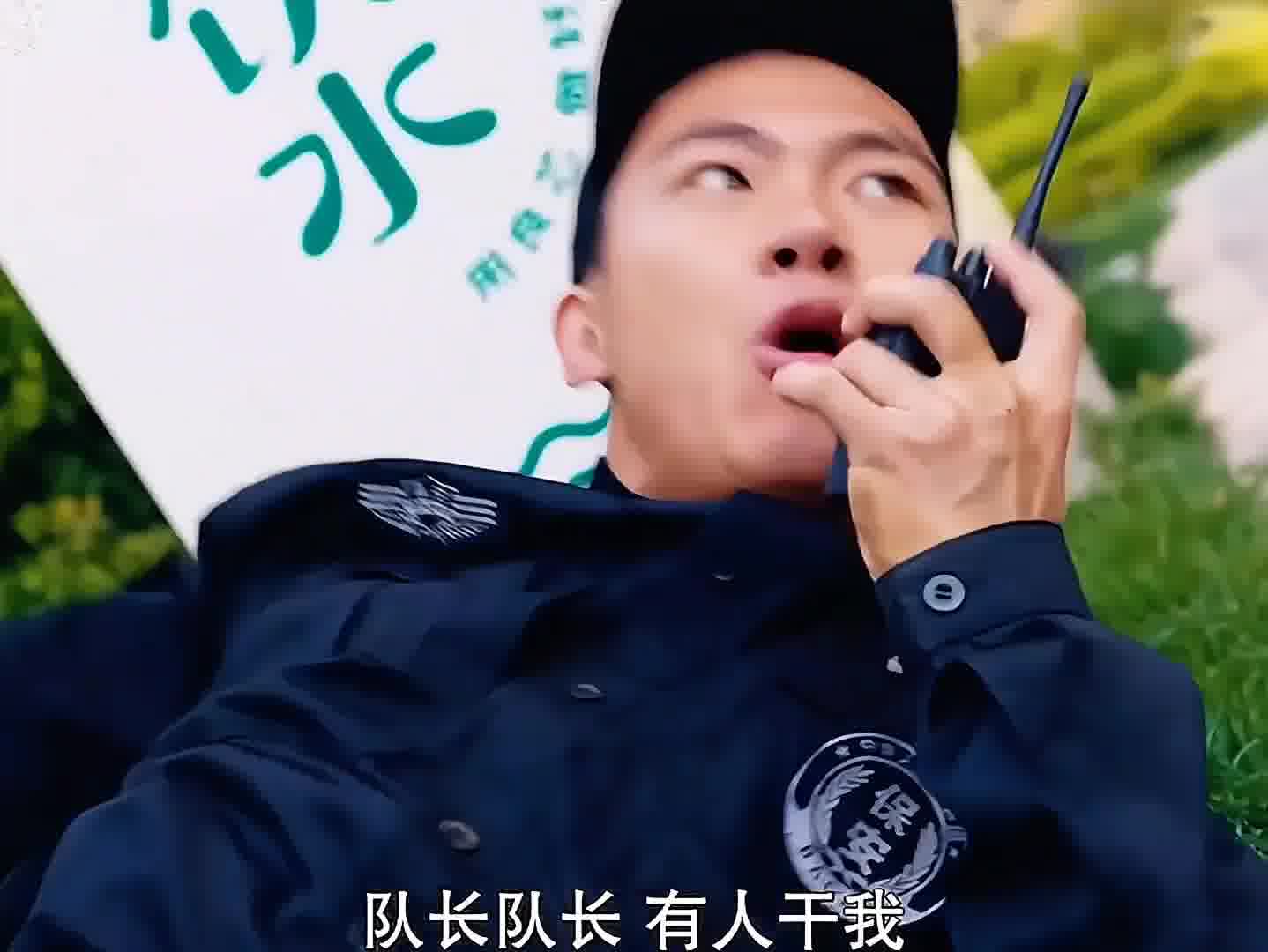 包贝尔喝水出糗，笑似华强哥