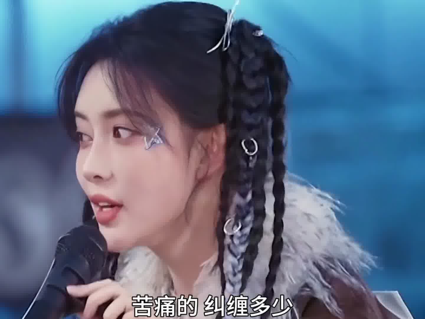 孟子义唱歌是有自己的风格的