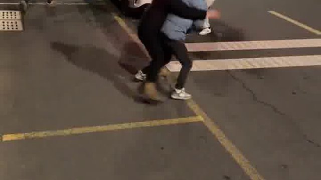 人贩子： 喂，110么，刚才我拐卖人口车被人口拐走了  ​