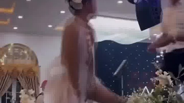 参加婚礼，新娘子竟这么做，我还以为是伴娘呢