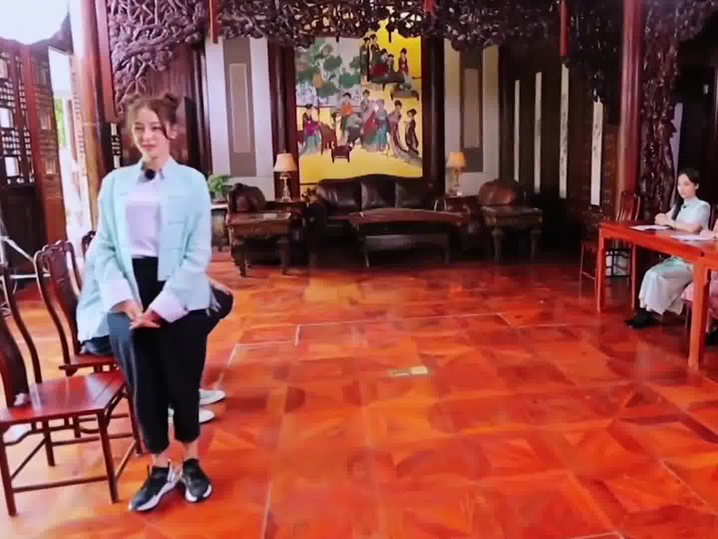 迪丽热巴可爱瞬间，自我介绍突然开始转圈，全场看呆！ #