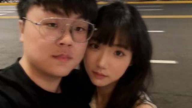 “爱不是展览，爱是一欣一翼！”

  ​​​