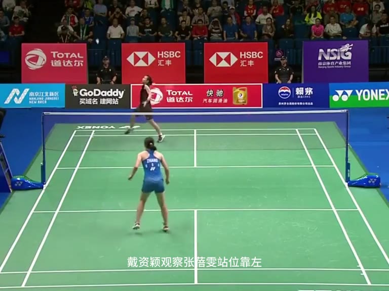 李蓓雯用林丹也不会的一字马接球，竟能丝滑起身