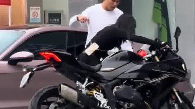 记得还有个哥们这么玩，被刹车把手夹的娃娃叫的～  ​